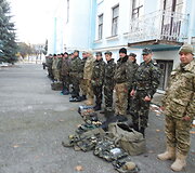 Lietuvos kariuomenės i&scaron;minuotojas perdavė labdaros siuntą Ukrainos kolegoms