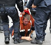 Policininkai nuo žemės kelia sužeistą protestuotoją
