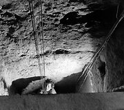 Moteris traukiama i&scaron; tunelio, kuriuo žmonės bėgdavo i&scaron; Rytų Vokietijos į Vakarų Vokietiją (1964 m.)