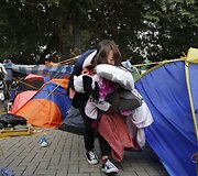 Honkonge protestuotoja ne&scaron;asi savo daiktus