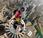 Ekstremalai ant dangoraižio Dubajuje
