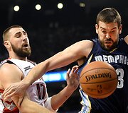 Jonas Valančiūnas ir Marcas Gasolis