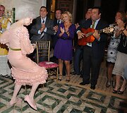 Albos kunigaik&scaron;tienė Maria del Rosario Cayetana Fitz-James Stuart &scaron;oka per savo vestuves (2011 m.)