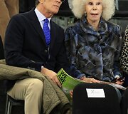 Albos kunigaik&scaron;tienė Maria del Rosario Cayetana Fitz-James Stuart su savo vyru Alfonso Diezu stebi teniso varžybas (2011 m.)