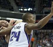 Tyleris Hansbroughas ir Carlas Landry