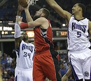 Jonas Valančiūnas tarp Jasono Thompsono ir Ryano Hollinso