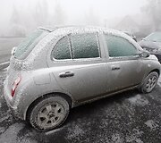 Austrijoje ledu pasidengę automobiliai