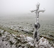 Austrijoje ledu pasidengęs kryžius