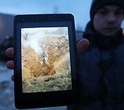 Vietos gyventojas rodo kokia duobė liko MiG-29K sudužimo vietoje