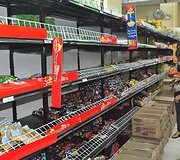 Prie Filipinų artėjant taifūnui žmonės parduotuvėse įsigijo būtiniausių produktų.