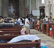 Prie Filipinų artėjant taifūnui žmonės apsistojo bažnyčioje