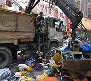 Honkonge ardomos protestuotojų barikados ir stovyklos
