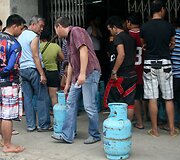 Prie Filipinų artėja galingas taifūnas 