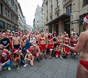Apsinuoginusių Kalėdų senelių bėgimas Budape&scaron;te 