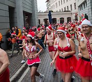 Apsinuoginusių Kalėdų senelių bėgimas Budape&scaron;te 
