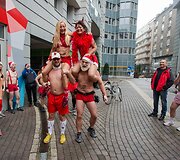 Apsinuoginusių Kalėdų senelių bėgimas Budape&scaron;te 