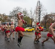 Apsinuoginusių Kalėdų senelių bėgimas Budape&scaron;te 