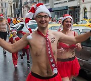 Apsinuoginusių Kalėdų senelių bėgimas Budape&scaron;te 