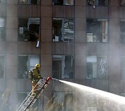 Los Andžele i&scaron;dužo kaitros neatlaikę greta stovėjusio pastato langai 