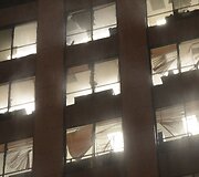 Los Andžele i&scaron;dužo kaitros neatlaikę greta stovėjusio pastato langai 