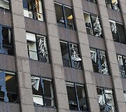 Los Andžele i&scaron;dužo kaitros neatlaikę greta stovėjusio pastato langai 
