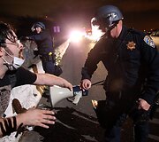 Kalifornijoje policininkai vaiko protestuotojus i&scaron; greitkelio
