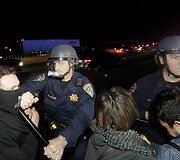 Protestuotojų ir policininkų susirėmimas Kalifornijoje