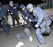 Kalifornijoje sulaikomas protestuotojas 