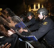 Protestuotojų ir policininkų susirėmimas Kalifornijoje