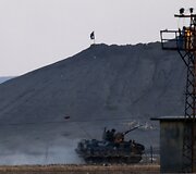 &bdquo;Islamo valstybės&ldquo; kovotojas lipa nuo kalno, kai tuo tarpu prie Sirijos sienos važiuoja Turkijos armijos tankas
