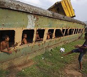Banglade&scaron;o sostinėje vaikai žaidžia futbolą prie apleisto traukinio vagono