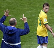 Brazilijos rinktinės treneris Luizas Felipe Scolari ir futbolininkas Bernardas per rungtynes su Vokietijos rinktine