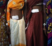 Indijoje moterys po sterilizacijos operacijos