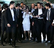 Japonijos saugumo ministrė Midori Matsushima žurnalistų apsuptyje