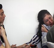 Dingusio &bdquo;AirAsia&ldquo; lėktuvo keleivių artimieji laukia naujausių žinių.