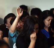 Dingusio &bdquo;AirAsia&ldquo; lėktuvo keleivių artimieji laukia naujausių žinių.
