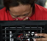 Dingusio &bdquo;AirAsia&ldquo; lėktuvo keleivių artimieji laukia naujausių žinių.