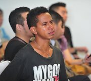 Dingusio &bdquo;AirAsia&ldquo; lėktuvo keleivių artimieji laukia naujausių žinių.