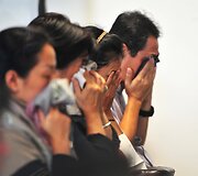 Dingusio &bdquo;AirAsia&ldquo; lėktuvo keleivių artimieji laukia naujausių žinių.