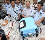 I&scaron; Javos jūros i&scaron;trauktos &bdquo;AirAsia&ldquo; lėktuvo nuolaužos, keleivio lagaminas.