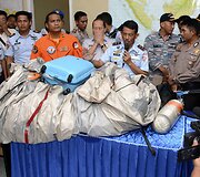 I&scaron; Javos jūros i&scaron;trauktos &bdquo;AirAsia&ldquo; lėktuvo nuolaužos, keleivio lagaminas.