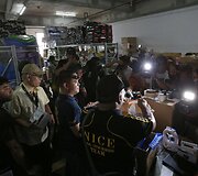 Filipinuose internetinės parduotuvės sandėlyje rasta padirbtų garsių elektronikos prietaisų.