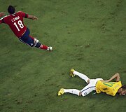Neymaras guli ant žemės po to kai į jį atsitrenkė kolumbijos futbolininkas Camilo Zuniga