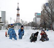 Japonijoje vaikai žaidžia ant sniego