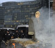 Briuselyje deginamas Angelos Merkel atvaizdas