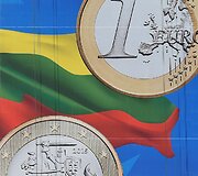 Lietuvą sveikinantis transparantas Briuselyje