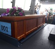 Karstas su žuvusio &bdquo;AirAsia&ldquo; lėktuvo keleivio kūnu.