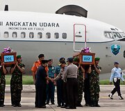 Ne&scaron;ami žuvusių &bdquo;AirAsia&ldquo; lėktuvo keleivių kūnai