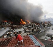 Filipinuose per gaisrą sudegė daugiau kaip 200 namų.