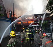 Filipinuose per gaisrą sudegė daugiau kaip 200 namų.